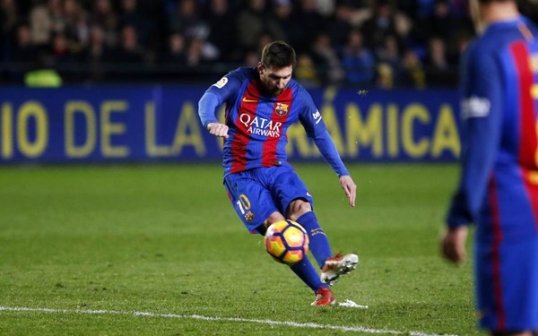 Maradona chỉ Messi đá phạt - Bóng Đá