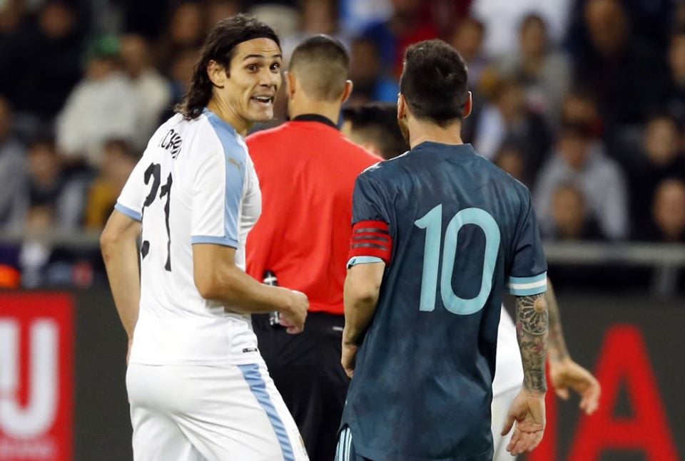 Messi gây gỗ với Cavani - Bóng Đá