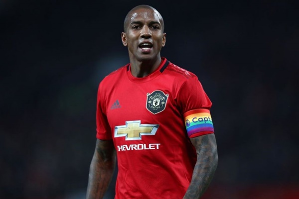 Solskjaer và Ed Woodward đồng loạt giữ chân Ashley Young - Bóng Đá