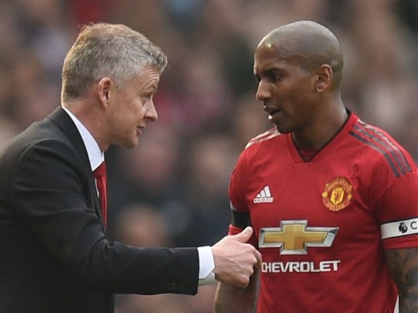 Solskjaer và Ed Woodward đồng loạt giữ chân Ashley Young - Bóng Đá