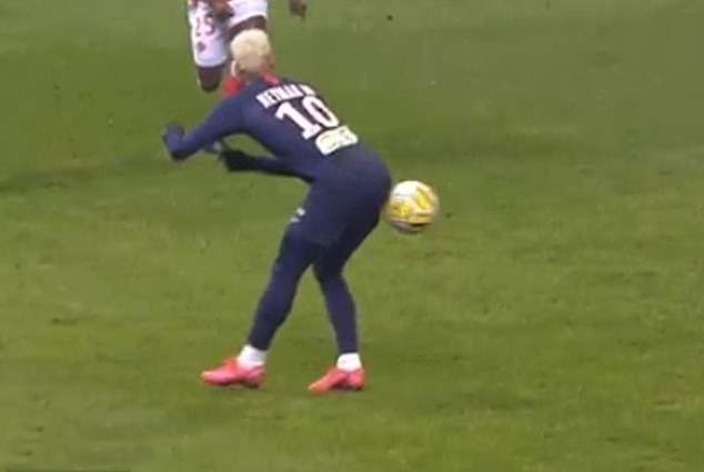 Neymar dùng mông chuyền bóng, Mbappe dùng tay ghi bàn - Bóng Đá