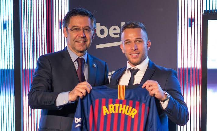 Chủ tịch Barca bán Arthur vì đòi tăng lương - Bóng Đá