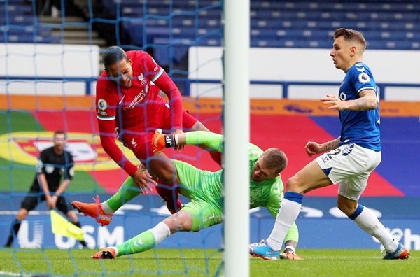 TRỰC TIẾP Everton 0-1 Liverpool: Van Dijk rời sân sớm (H1) - Bóng Đá