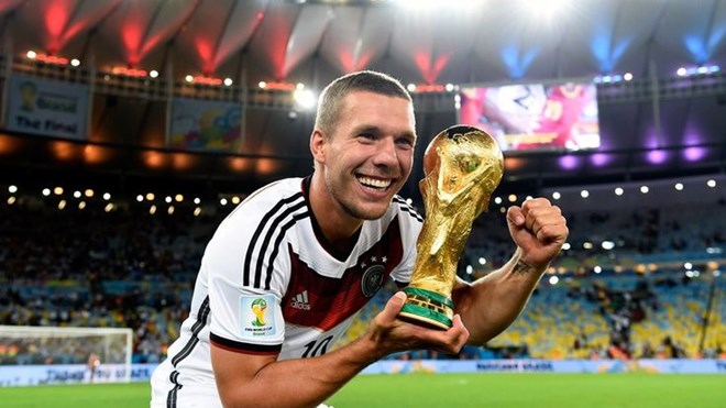 Lukas Podolski chơi khúc côn cầu - Bóng Đá