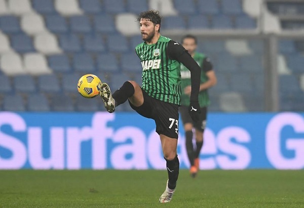 8. Manuel Locatelli (Sassuolo) - Locatelli đang là hạt nhân chính giúp Sassuolo bay cao tại Serie A mùa này, khi đang chễm chệ ở vị trí thứ 4 trên BXH.