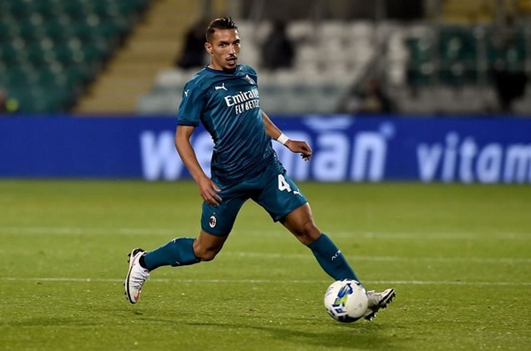 7. Ismael Bennacer (AC Milan) - Dù sở hữu chiều cao không quá lý tưởng (1m75), nhưng với sự cơ động cùng khả năng đọc tình huống cực tốt, ngôi sao người Argentina luôn biết cách giúp tuyến giữa Milan chiếm lĩnh không gian và phát động tấn công thông qua những đường phát bóng dài chất lượng.