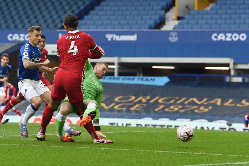 Virgil van Dijk: Referee Michael Oliver admits mistake over Jordan Pickford tackle on Liverpool defender - Bóng Đá