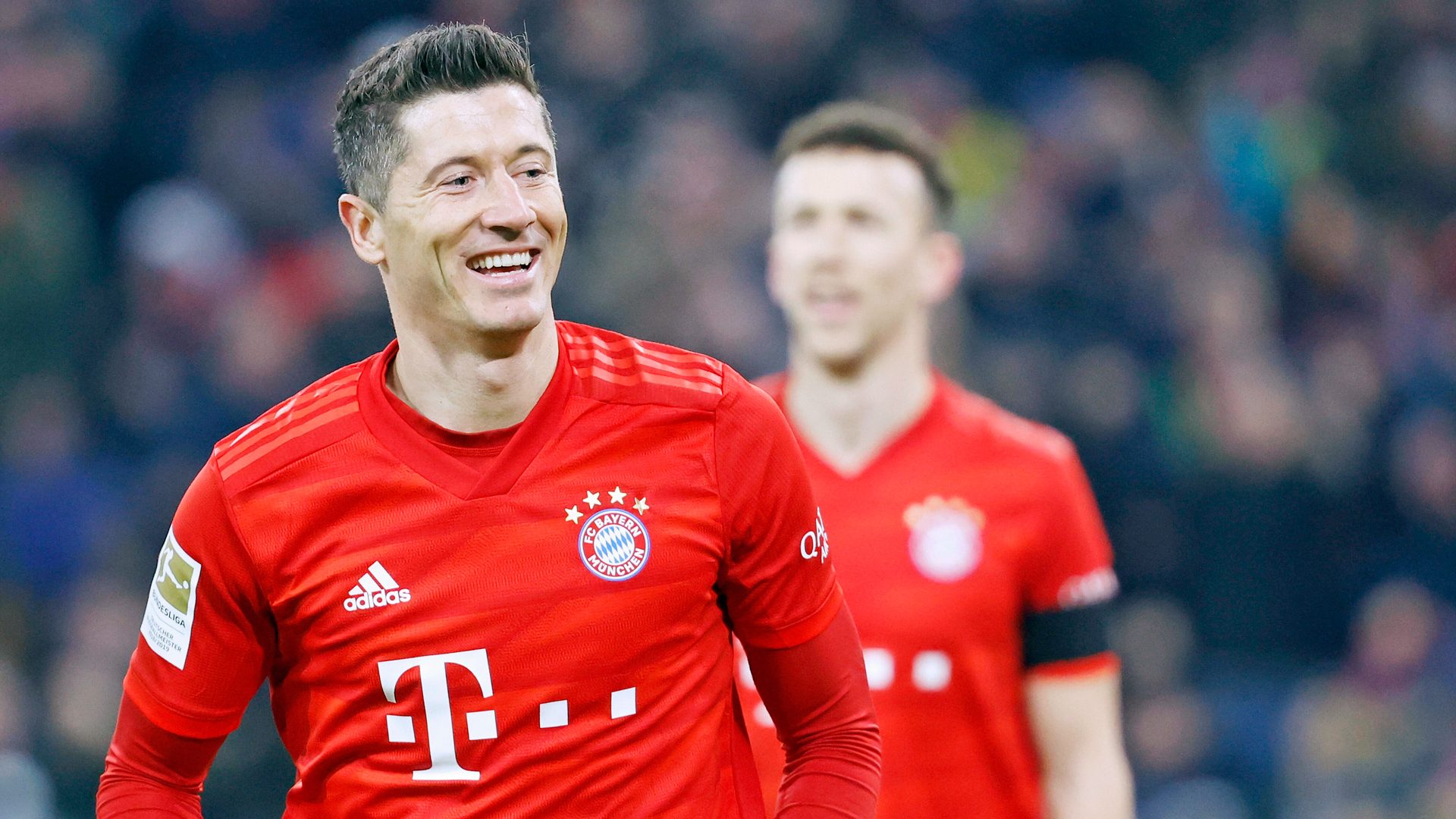 Robert Lewandowski đã phản ứng dữ dội với những bình luận chuyển nhượng của ông chủ Bayern Munich