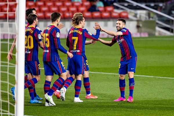Hiện Barca kém vị trí thứ 2 của Real 2 điểm, kém ngôi đầu của Atletico Madrid 3 điểm, nhưng đoàn quân của HLV Ronald Koeman còn 1 trận chưa đá.