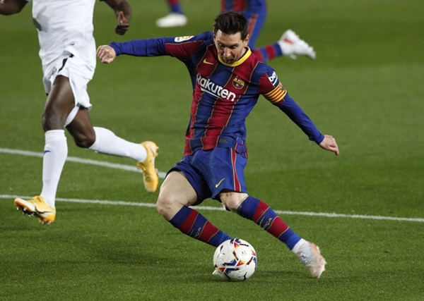 Leo Messi có cho mình một cú đúp ngay trong hiệp một, cùng với 1 pha kiến tạo ở hiệp hai cho Ronald Araujo lập công.