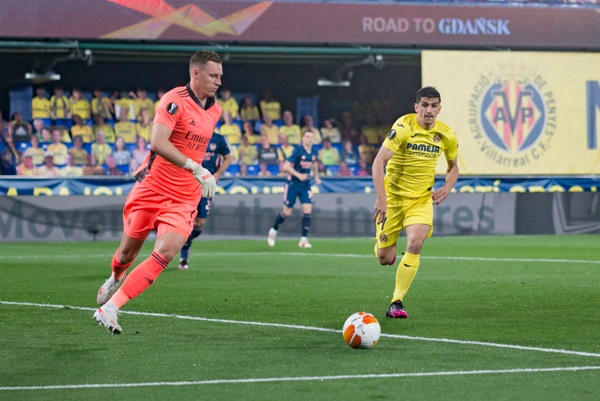 Leno cam kết tương lai với Arsenal.