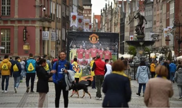 Man Utd fans attacked in Gdansk with three 'injured' ahead of Europa League final - Bóng Đá