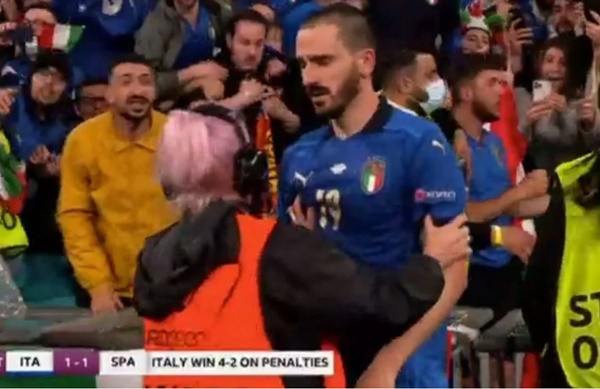 Italy vs Spain: Leonardo Bonucci wasn't amused after steward mistook him for fan - Bóng Đá