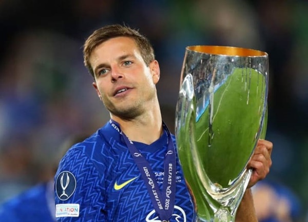Trung vệ - Cesar Azpilicueta: Ngôi sao người Tây Ban Nha là nhân tố quan trọng dưới thời Thomas Tuchel. Ngoài ra Nathaniel Chalobah cũng là sự lựa chọn đáng tin cậy. The Blues hiện cũng đang nỗ lực chiêu mộ Jules Kounde.