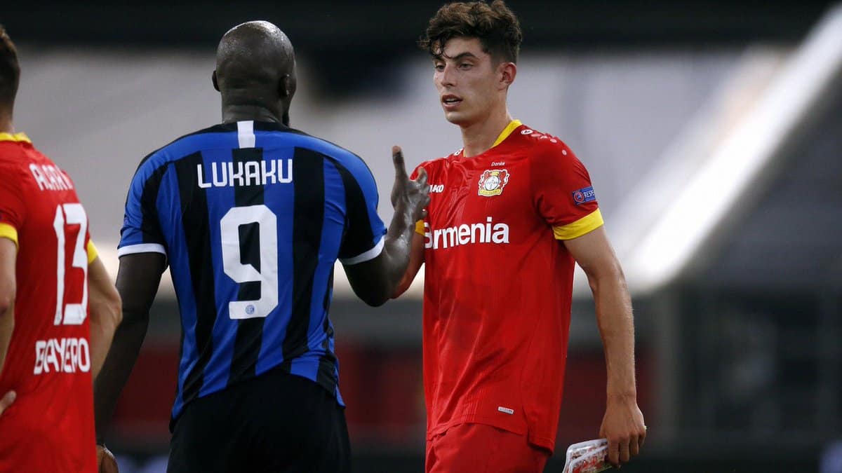 Lukaku đụng độ Kai Havertz.