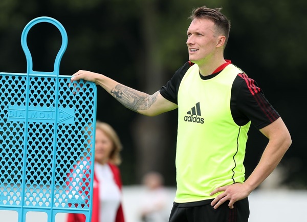 Phil Jones khó cạnh tranh suất đá chính.