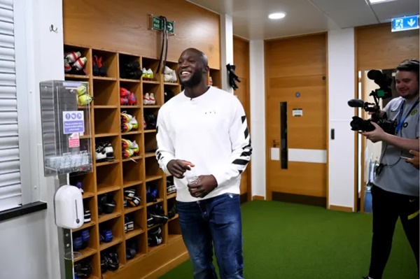 Lukaku được kỳ vọng sẽ gia tăng sức mạnh cho hàng công Chelsea, giúp đội bóng thành London có thể cạnh tranh sòng phẳng với Man City, Man Utd và Liverpool cho chức vô địch Premier League mùa này.