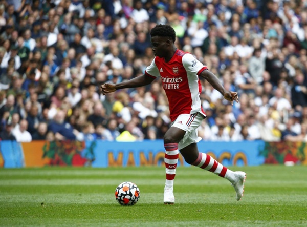 Saka lãnh ấn hàng công Pháo thủ.