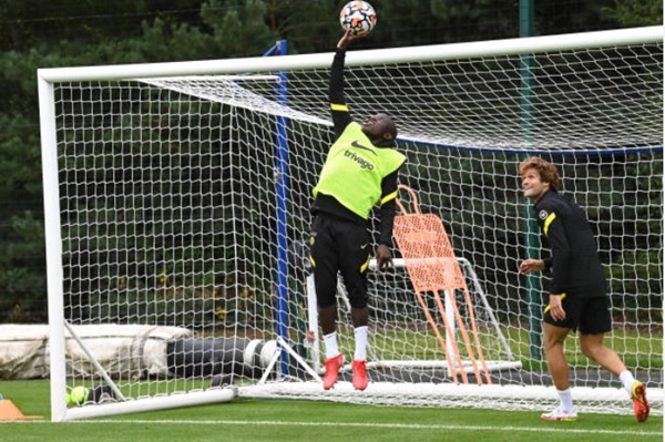 N'Golo Kante cũng thử sức mình trong vai trò thủ môn. Tiền vệ người Pháp cũng cản phá được những pha dứt điểm của đồng đội.