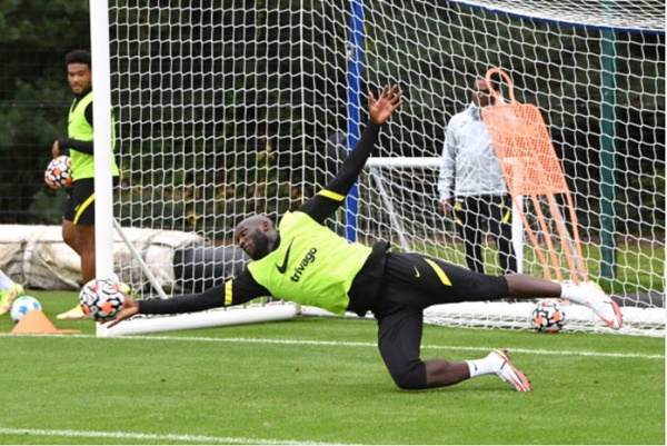 Trong buổi tập mới nhất, cựu sao Inter Milan đã trổ tài ở vị trí thủ môn. Có thể thấy Lukaku bắt bóng không hề thua kém người gác đền thực thụ.