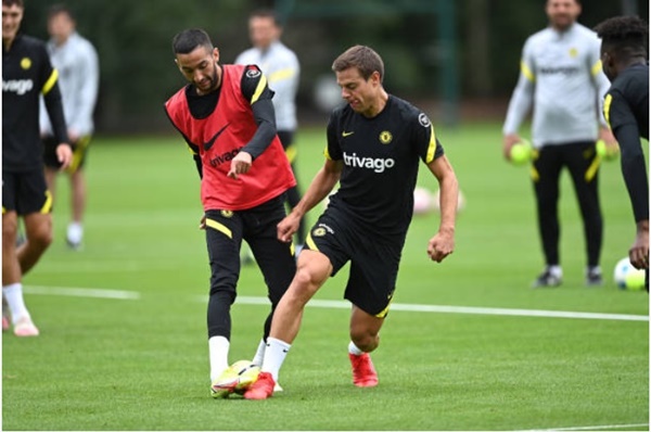 Các cầu thủ Chelsea tập luyện chuẩn bị cho chuyến làm khách trên sân Arsenal vào đêm mai. Đây là thử thách khó khăn đối với các nhà ĐKVĐ châu Âu.