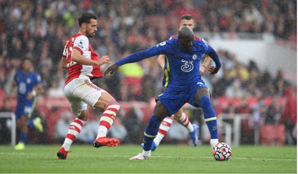 Lukaku khiến hàng phòng ngự Arsenal vô cùng vất vả.