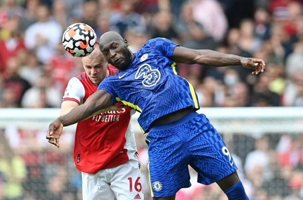 Lukaku được bố trí đá chính trong trận làm khách trên sân Arsenal. Hàng phòng ngự Pháo thủ gặp rất nhiều khó khăn khi đối đầu với tiền đạo có thể hình, thể lực và sức mạnh vượt trội như ngôi sao người Bỉ.