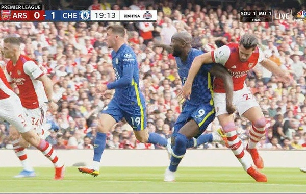 Trước đó, đích thân chân sút 28 tuổi mở ra cơ hội trong pha bóng này. Lukaku sau đó đã "thổi bay" Mari khi trung vệ số 22 nỗ lực ngăn chặn tiền đạo người Bỉ xâm nhập.