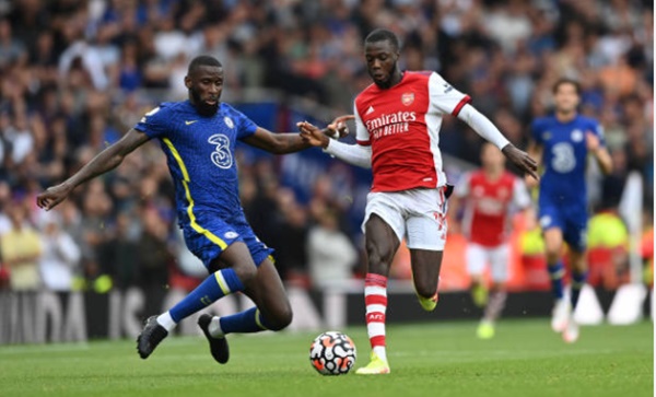 Arsenal nỗ lực tấn công.