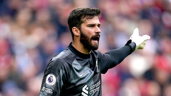 Thủ môn - Alisson Becker: Ngôi sao người Brazil đang là chốt chặn không thể thay thế trong khung gỗ của Liverpool.