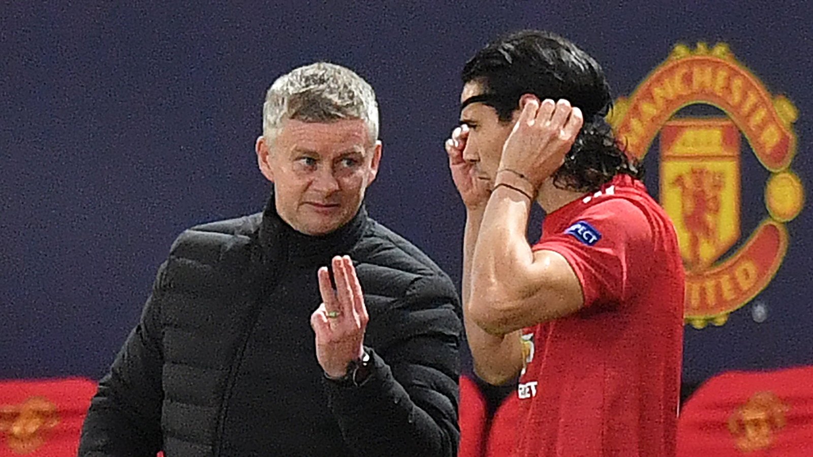 Ole Gunnar Solskjaer warns Man United duo Edinson Cavani and Fred they will face time on the bench if they go on international - Bóng Đá