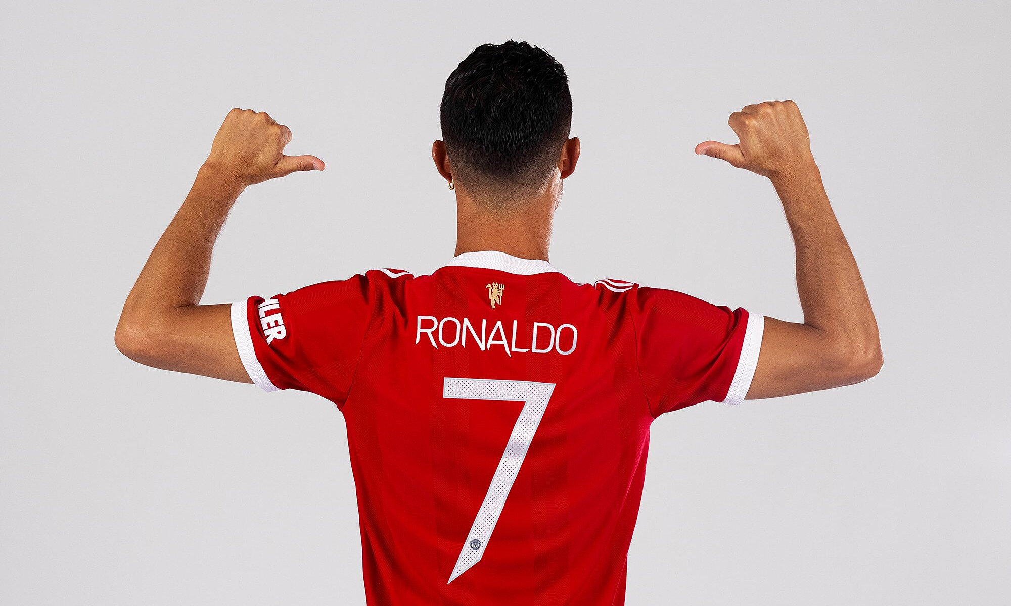 Ronaldo trở lại M.U sau 12 năm gây chấn động.