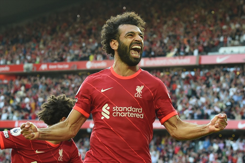 Gary Neville predicts Mohamed Salah will still leave Liverpool for one of three clubs - Bóng Đá