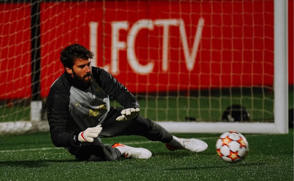 Alisson Becker có màn trình diễn ấn tượng ở lượt đi. Thủ thành người Brazil được chờ đợi sẽ duy trì được phong độ ấn tượng đó.