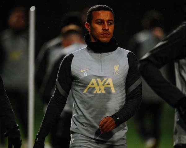 Thiago Alcantara cũng đã trở lại tập luyện trong vài ngày qua. Nhiều khả năng tiền vệ người Tây Ban Nha có thể được đăng ký cho trận đấu với Atletico.
