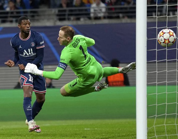 Wijnaldum tỏa sáng với một cú đúp.