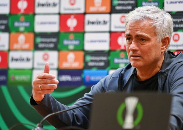 Mourinho đang gặp khó khăn.
