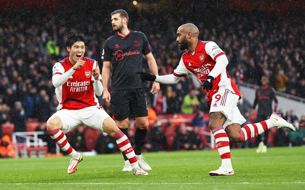 Lacazette mở tỷ số.