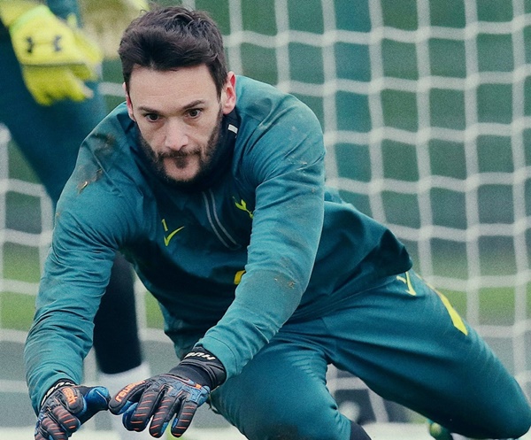 Hugo Lloris sẽ phải đối mặt với những ngôi sao đang có phong độ cao bên phía The Kop.