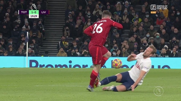 Tình huống Robertson bị phạm lỗi ở đầu trận.