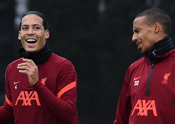 Tuy nhiên không vì thế mà Lữ đoàn đỏ tỏ ra căng thẳng. Trong buổi tập mới nhất có thể nhận thấy bầu không khí vui tươi của đội chủ sân Anfield.