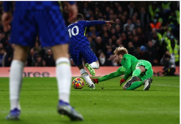 Pulisic bỏ lỡ cơ hội đối mặt với Kelleher.