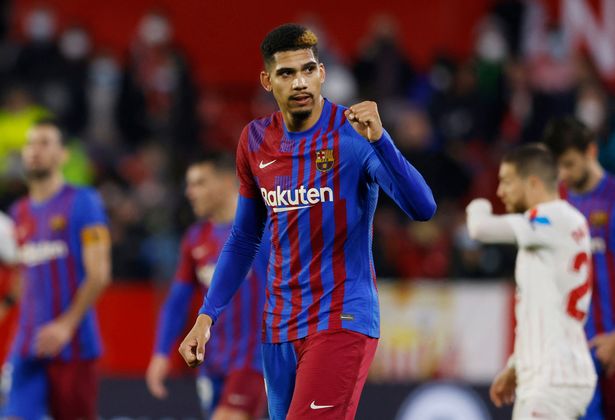 Barcelona respond to Ronald Araujo 'offer' amid Man Utd and Liverpool links - Bóng Đá