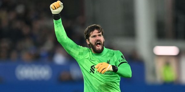 Thủ môn - Alisson Becker: Thủ thành người Brazil vẫn đang là chốt chặn đáng tin cậy không thể thay thế.