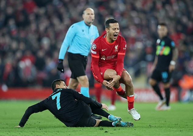 Klopp said Sanchez was lucky not to get a red card in the first half for a tackle on Thiago - Bóng Đá