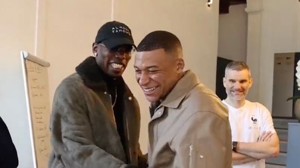 Kylian Mbappe makes PSG confession to Manchester United star Paul Pogba while on France duty - Bóng Đá