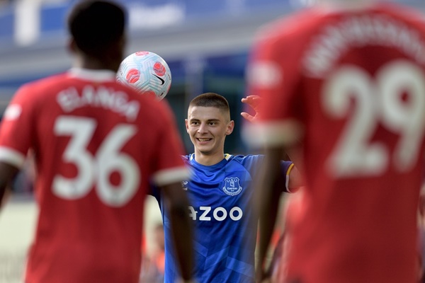 Vitaliy Mykolenko có màn trình diễn ấn tượng trước Man Utd.