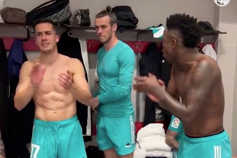 Bale phản ứng kỳ lạ khi đồng đội ăn mừng điên cuồng - Bóng Đá