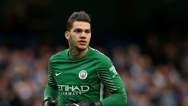 Ederson - 6: Rất hiếm khi người ta chứng kiến Ederson phải vào lưới nhặt bóng 3 lần trong 1 trận đấu.