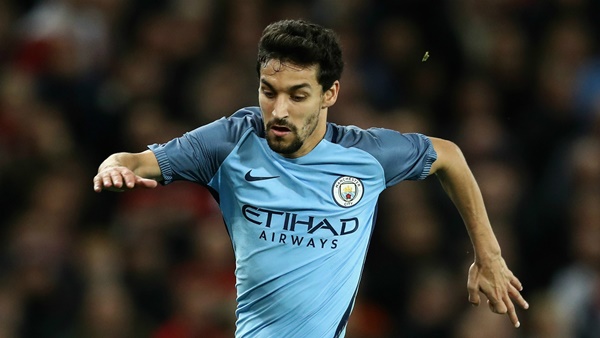 Hậu vệ phải - Jesus Navas: Ngôi sao sinh năm 1985 có 4 mùa giải khoác áo Man City, giành được 1 Premier League và 2 League Cup.